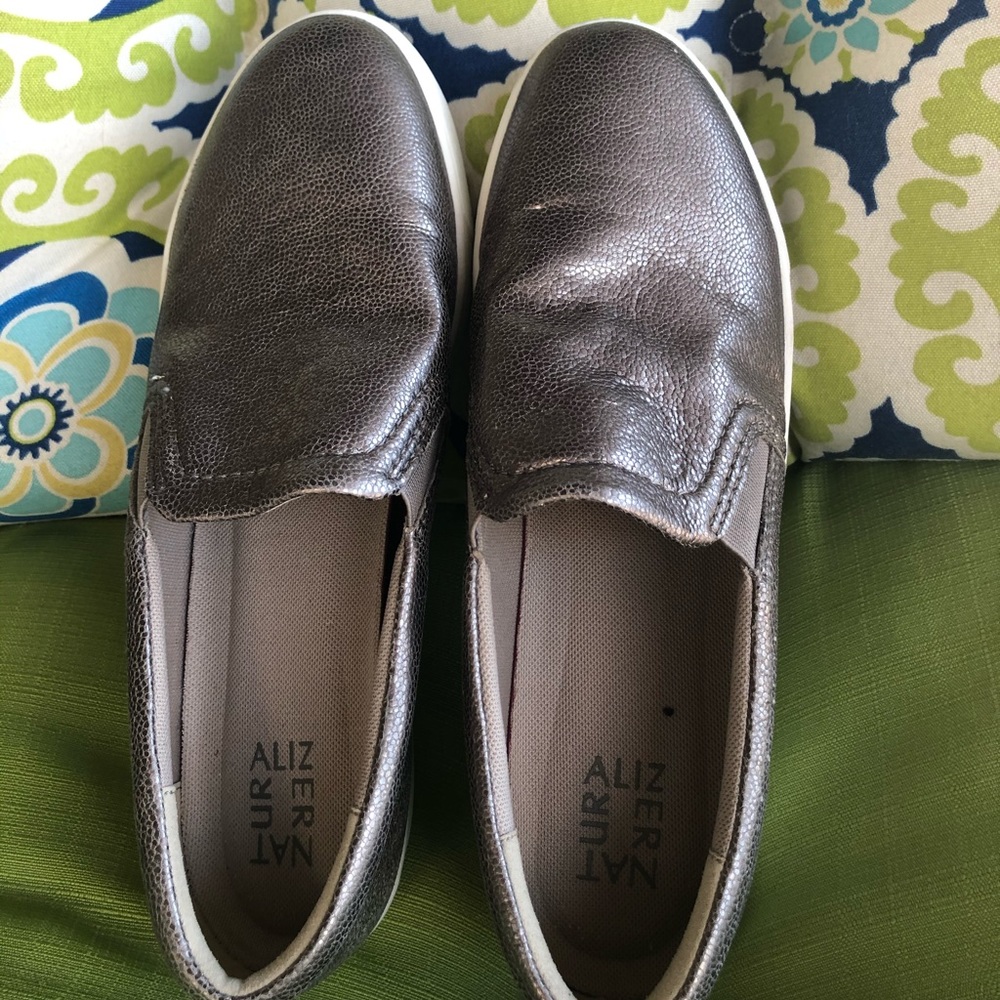 Naturalizer Gold metallic loafers sz 10